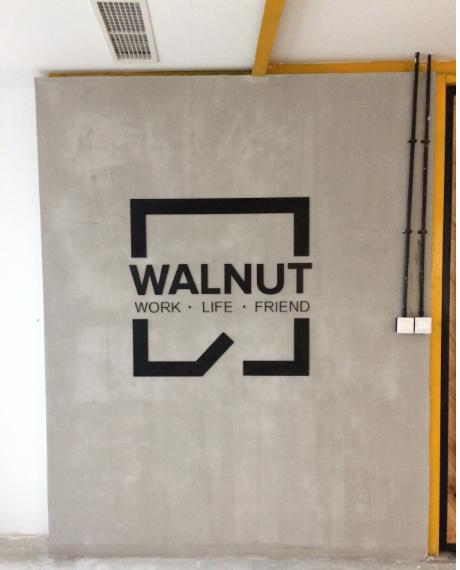 WALNUT 联合办公（亚克力喷漆字）