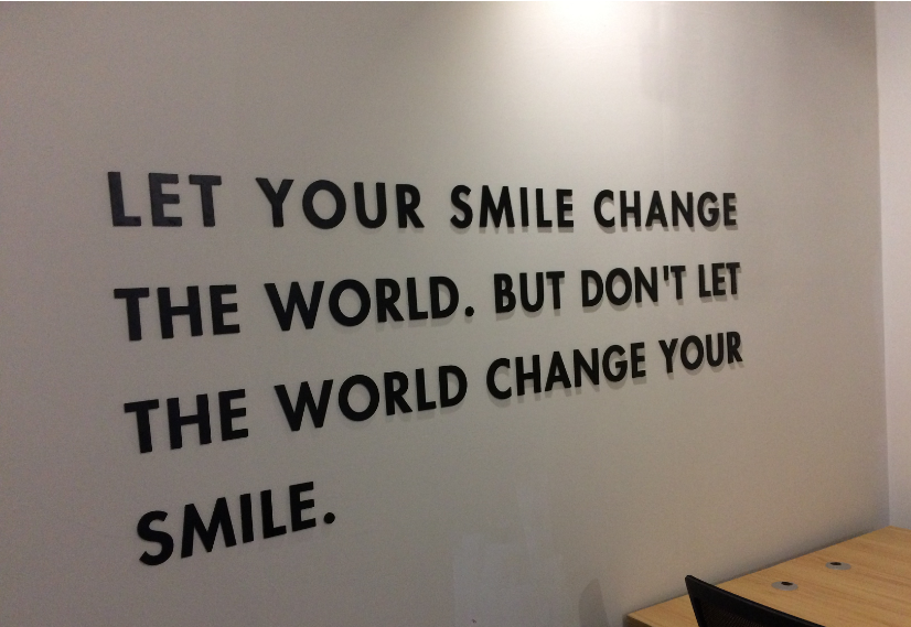 WALNUT 联合办公（亚克力喷漆字）